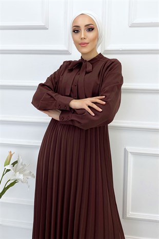 Yakası Fiyonk Detaylı Pileli Elbise-Kahverengi