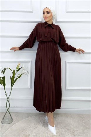 Yakası Fiyonk Detaylı Pileli Elbise-Kahverengi