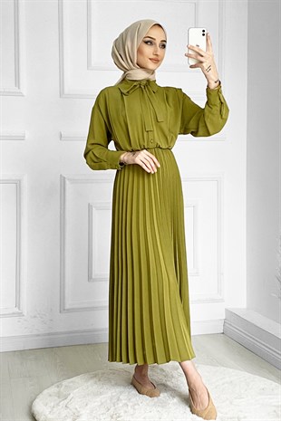 Yakası Fiyonk Detaylı Pileli Elbise-Yağ Yeşili